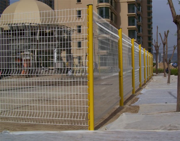 呼伦贝尔桃型柱护栏网使用案例